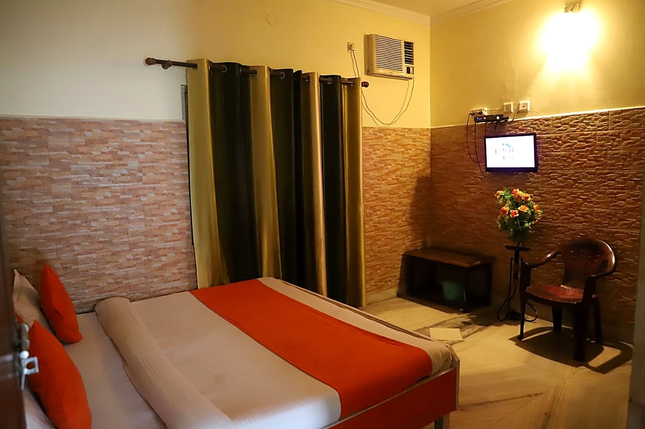 AC Double Bed Room at Hotel Chandreshwar, Rishikesh